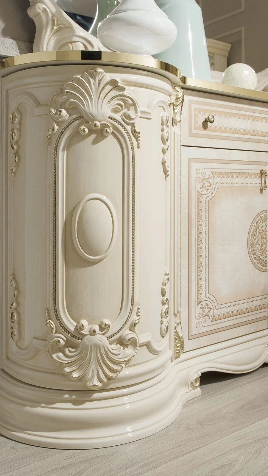 New Stunning Greta Italian 4 Door Display Cabinet Beige/Gold Tutto mobili Comp